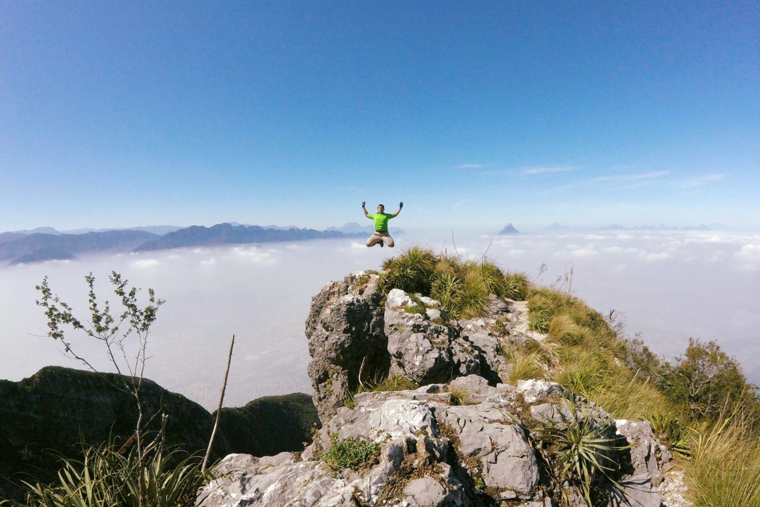 Salto de felicidad en el pico norte del cerro de la silla