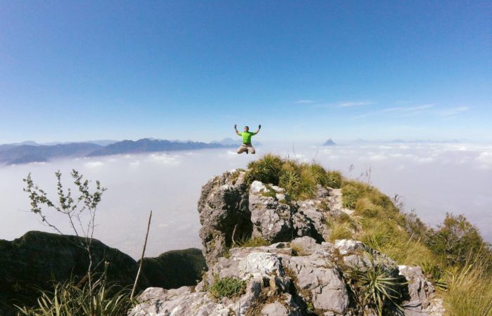 Salto de felicidad en el pico norte del cerro de la silla